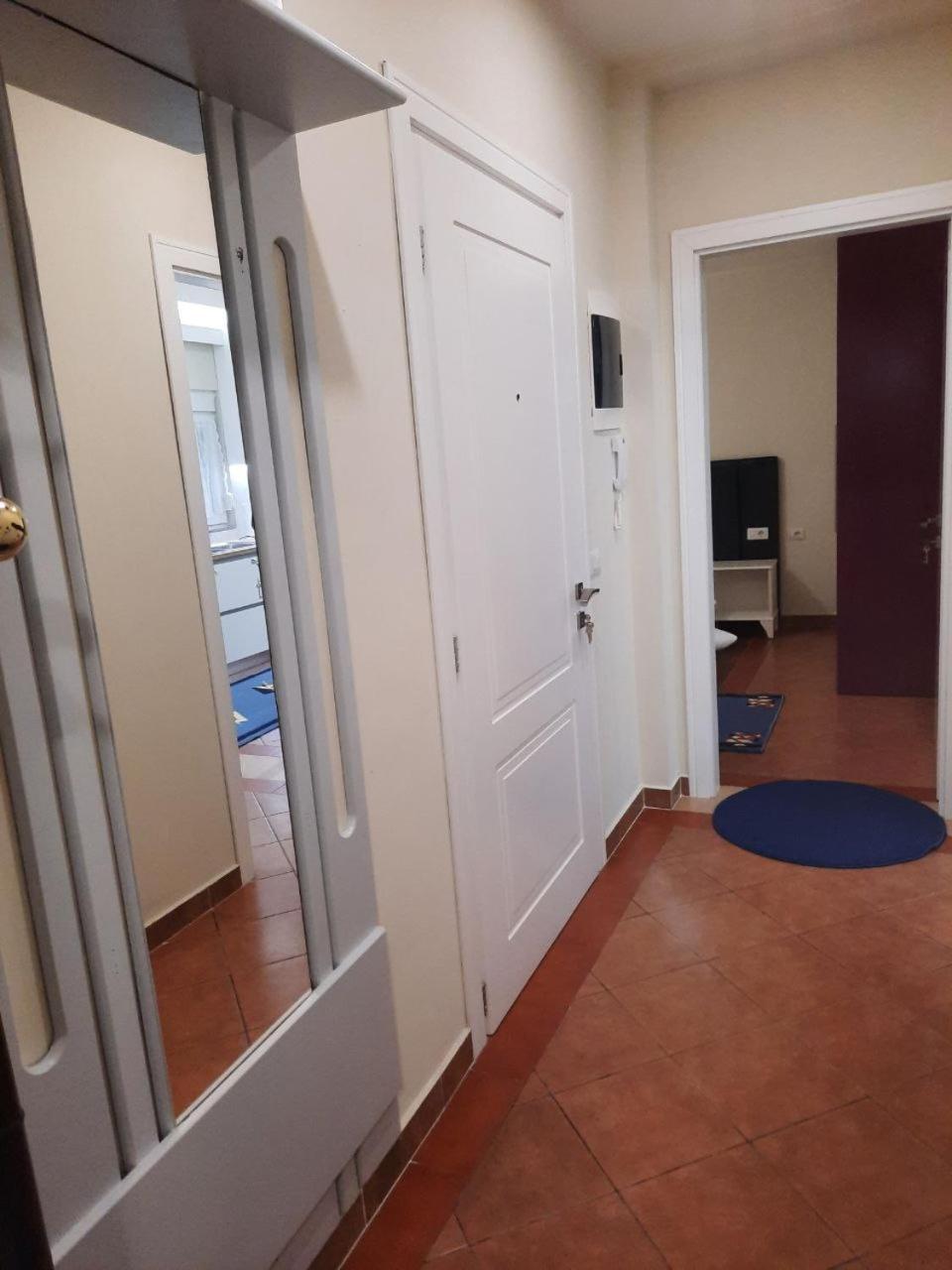 Luander Hotel Tiranë Rom bilde