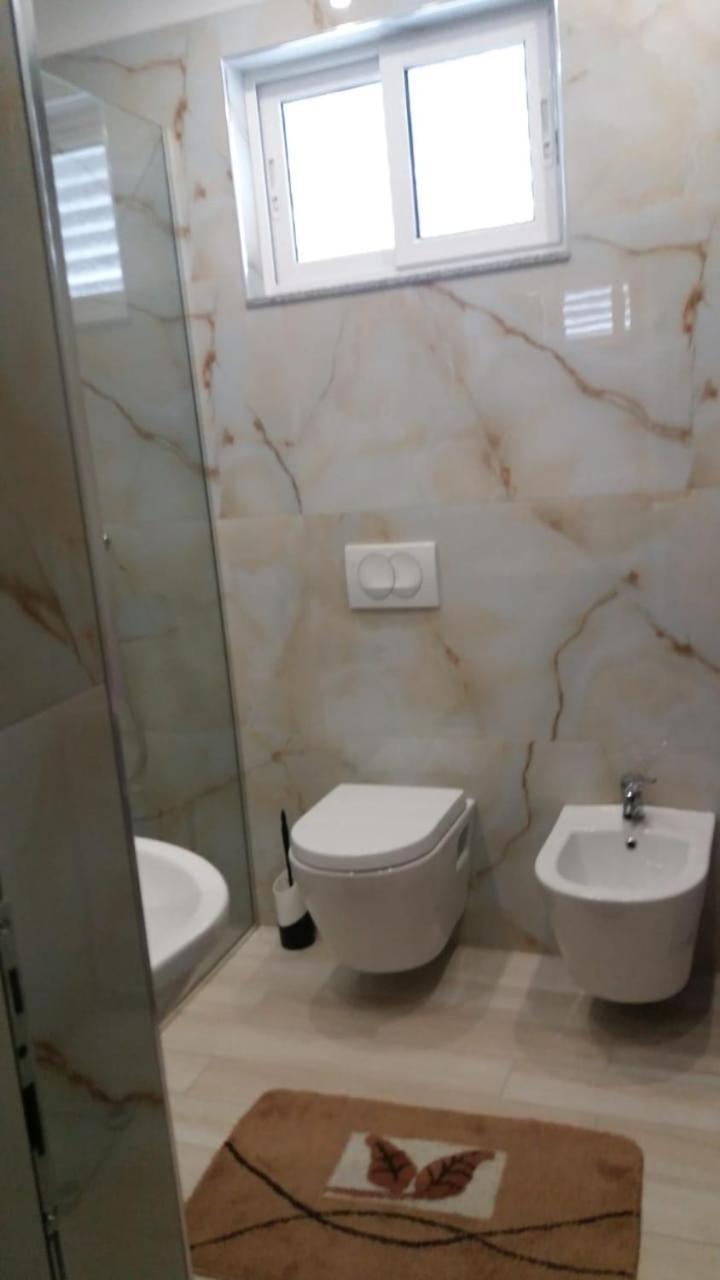 Luander Hotel Tiranë Rom bilde