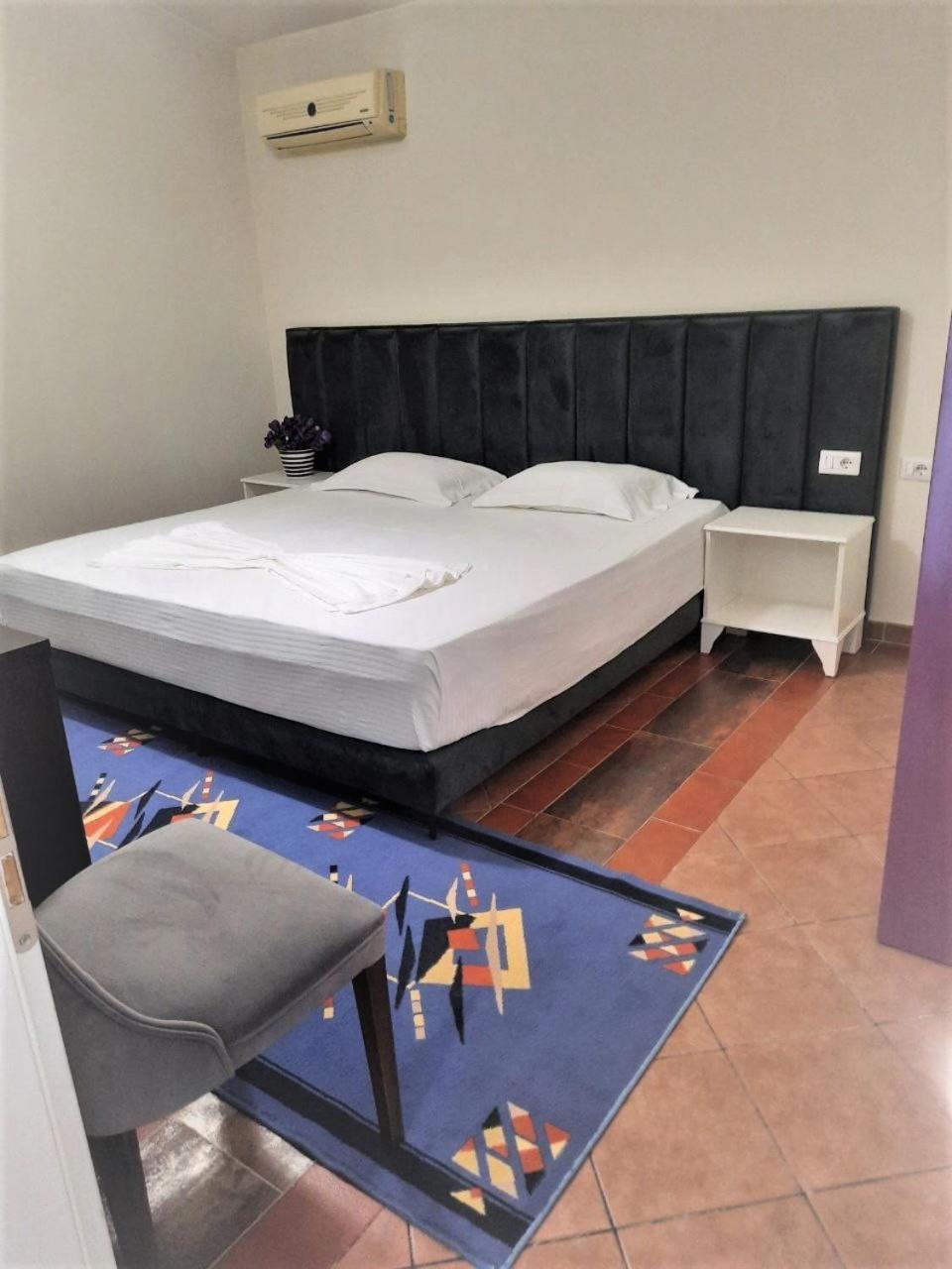 Luander Hotel Tiranë Rom bilde