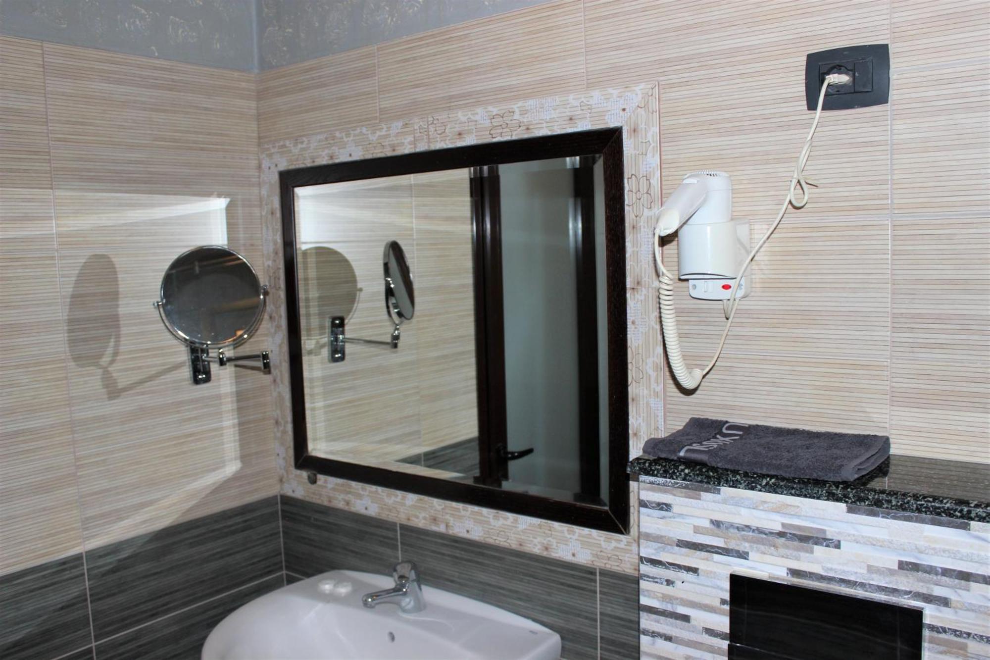 Luander Hotel Tiranë Rom bilde